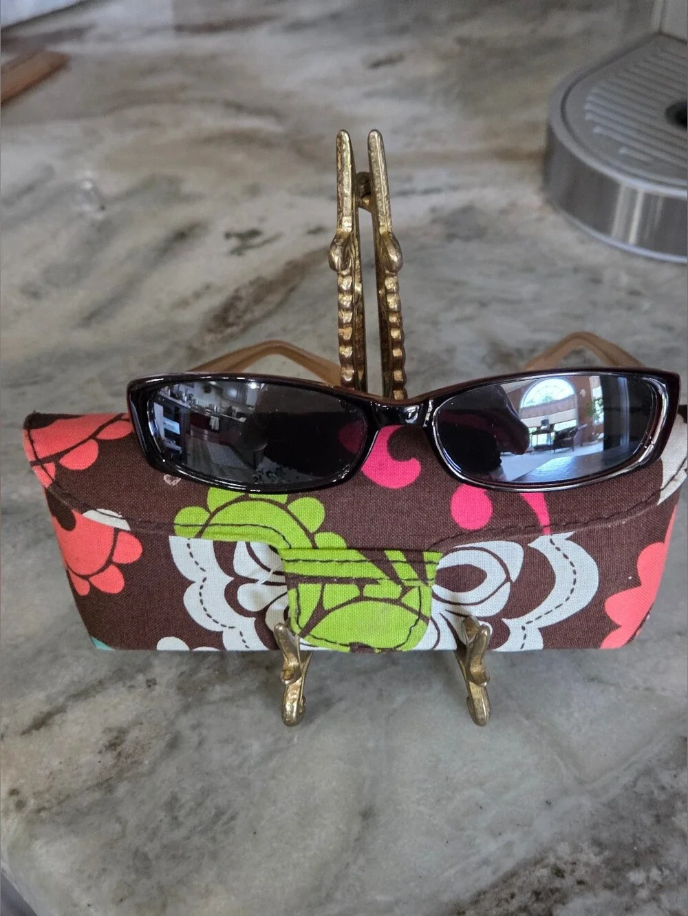 FOSTER GRANT SUNGLASSES WITH VERA BRADLEY CASE